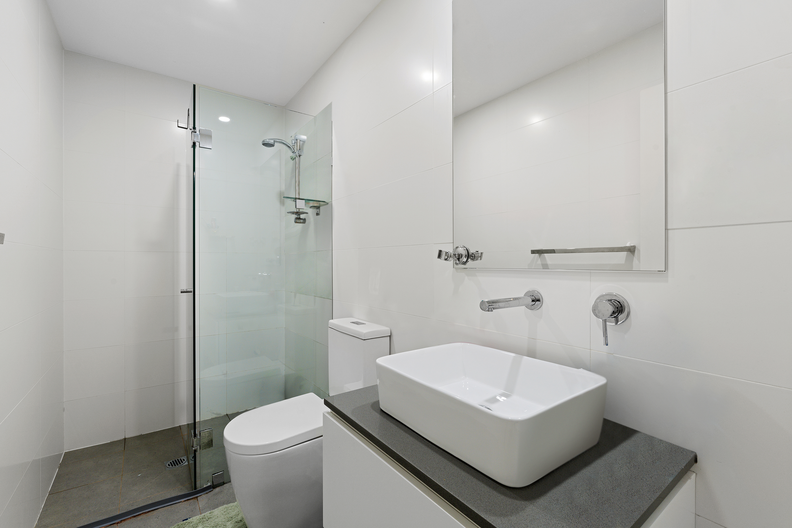 Image: Modern Ground Floor Apartment with Sunny North-Facing Courtyard