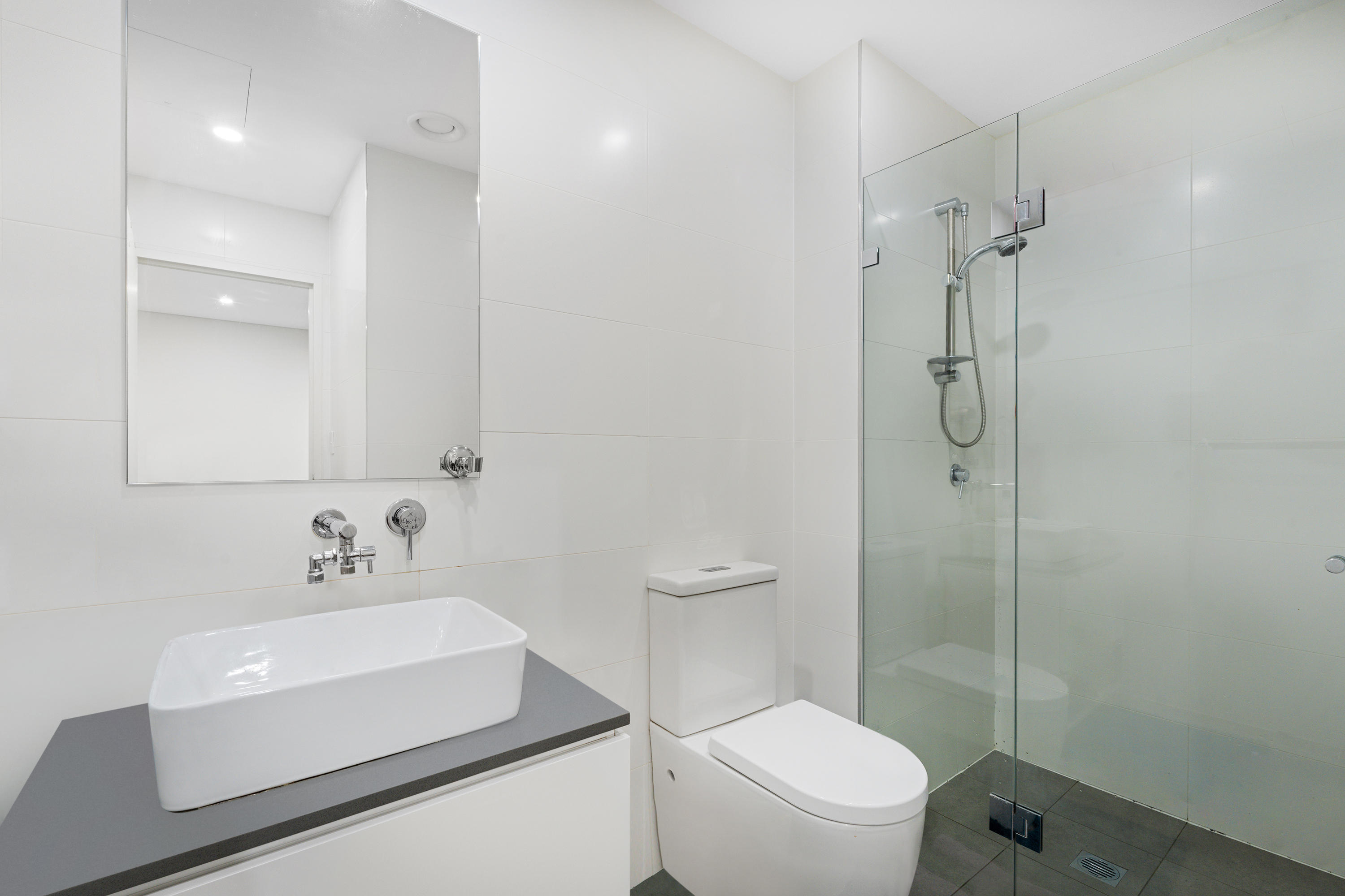 Image: Modern Ground Floor Apartment with Sunny North-Facing Courtyard