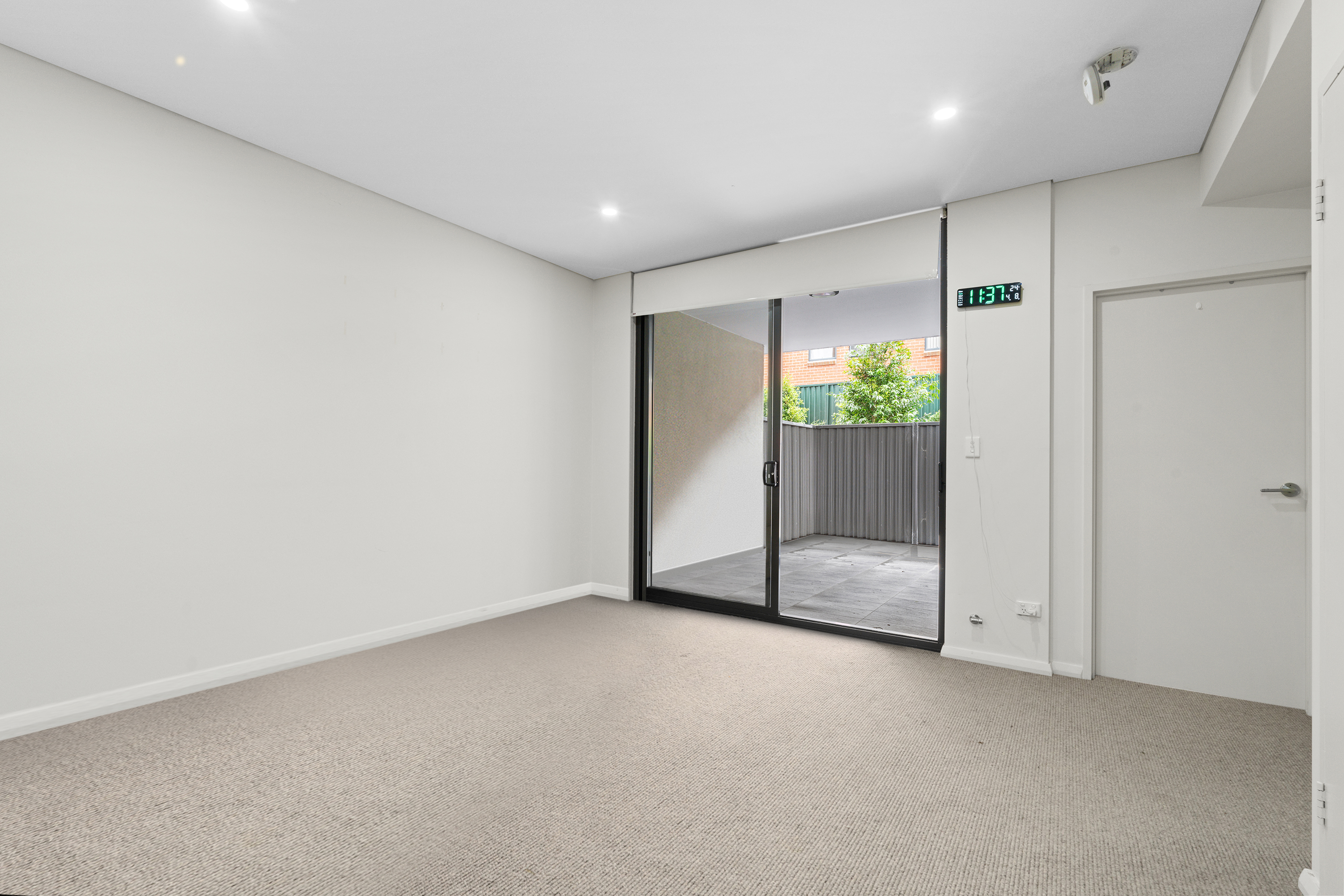 Image: Modern Ground Floor Apartment with Sunny North-Facing Courtyard