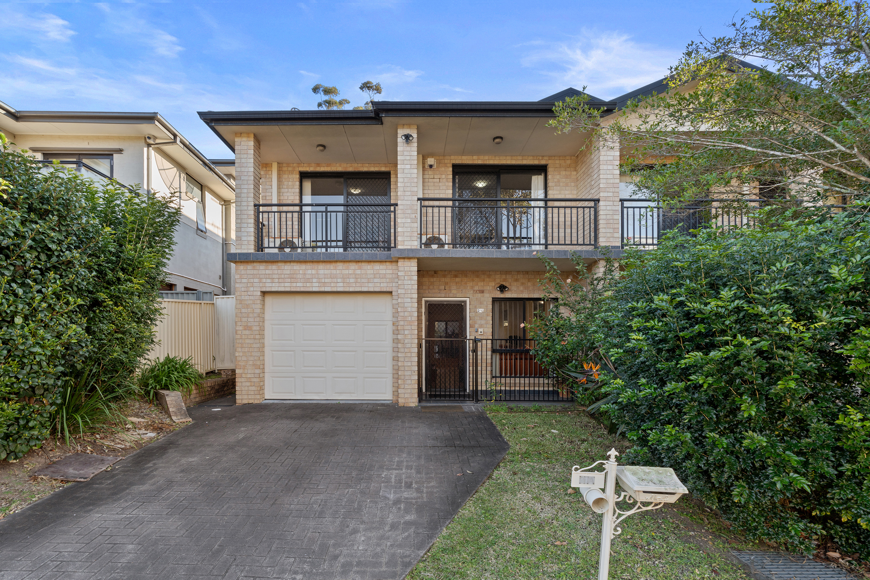 Modern Elegance in a Prime Location - 21A Lawrence Street CONTACT YOYO 0425 627 887