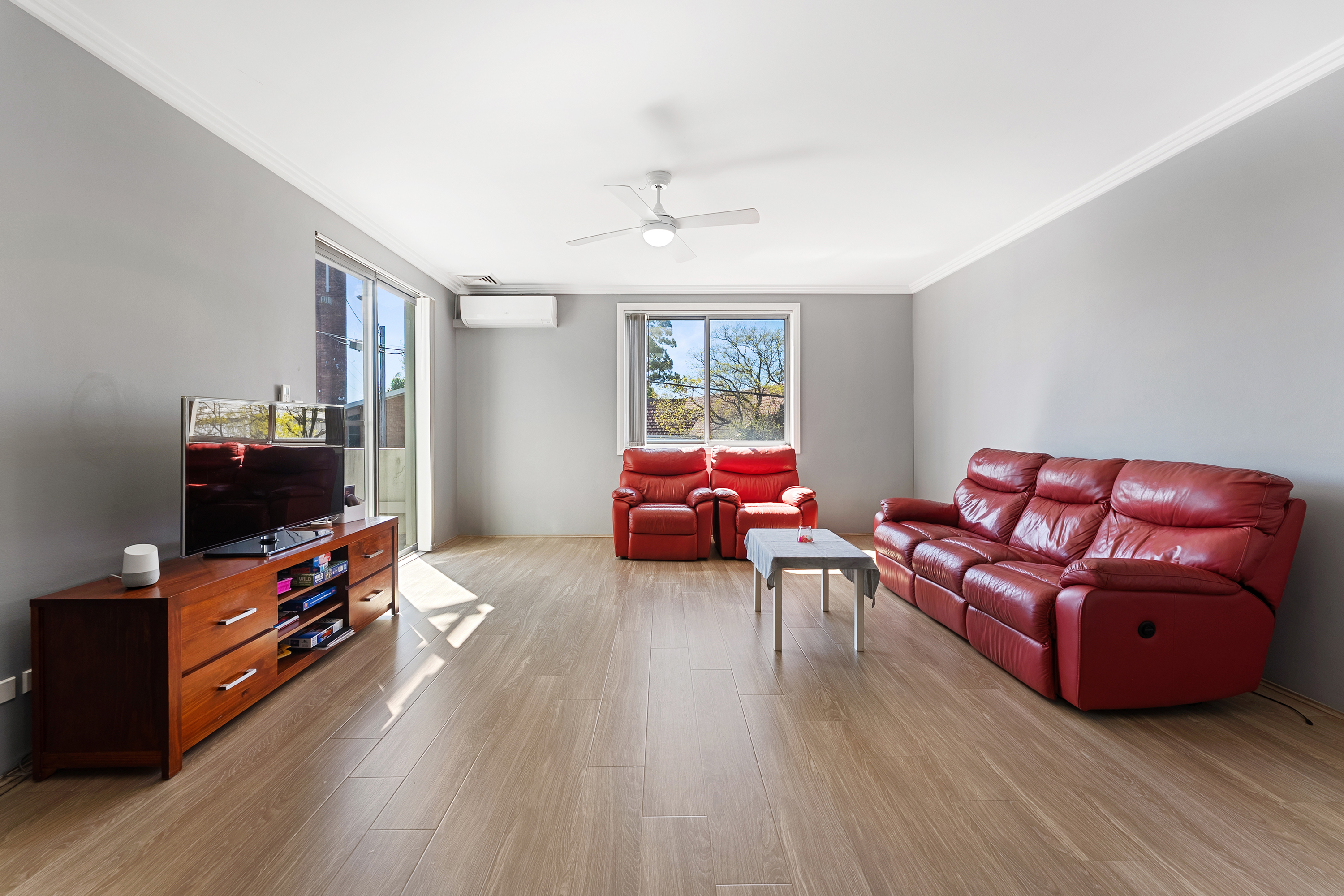 Spacious 2-Bedroom unit with 2 carspaces - Steps to Beverly Hills Station!