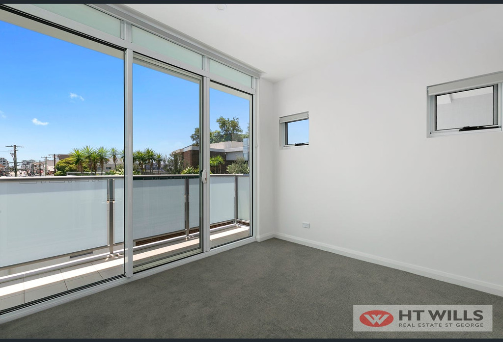 Image: Near new 2 bedroom apartment with large balcony