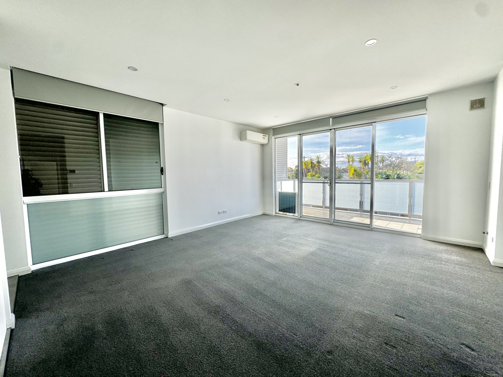 Image: Near new 2 bedroom apartment with large balcony