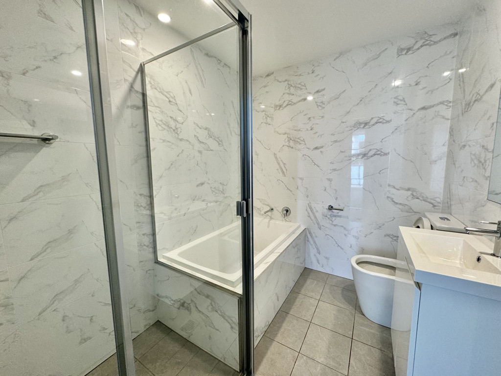 Image: Near new 2 bedroom apartment with large balcony