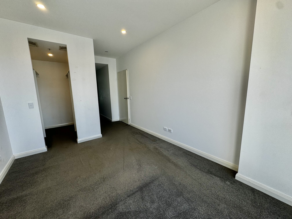 Image: Near new 2 bedroom apartment with large balcony