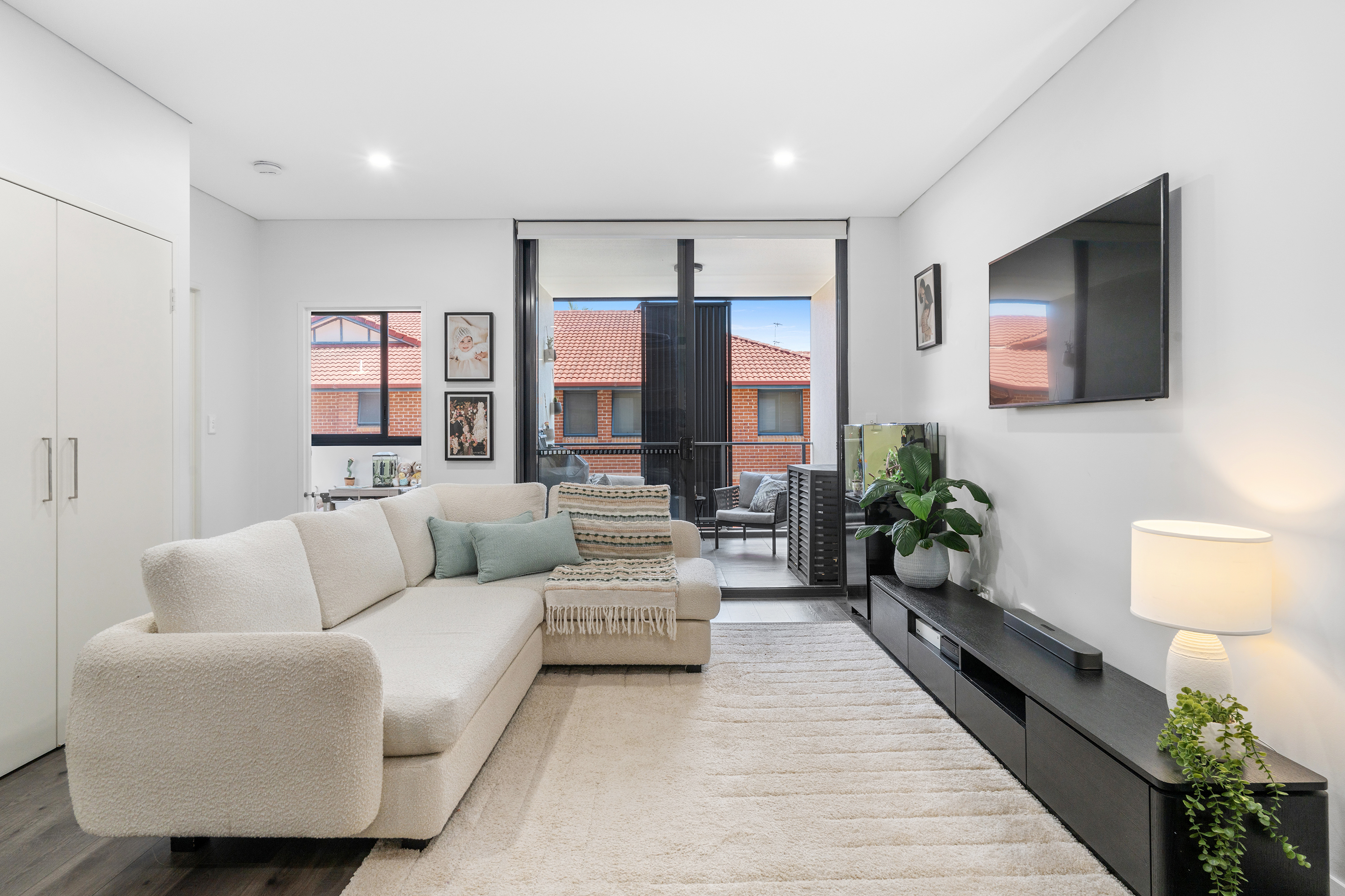 Modern 2-Bedroom Apartment in a Convenient South Hurstville Location