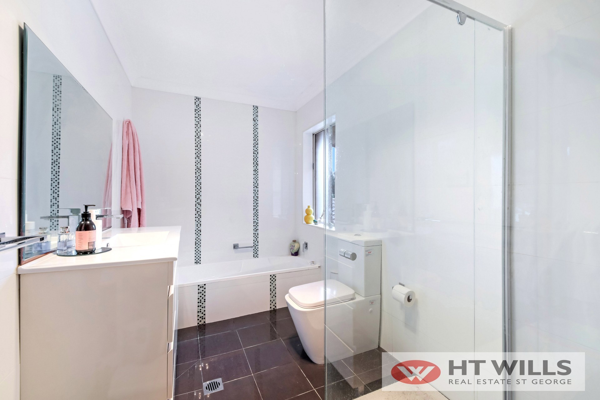 Image: Idyllic Location - 3 Bed, 2 Bath & Double Garage. Close to All Amenities