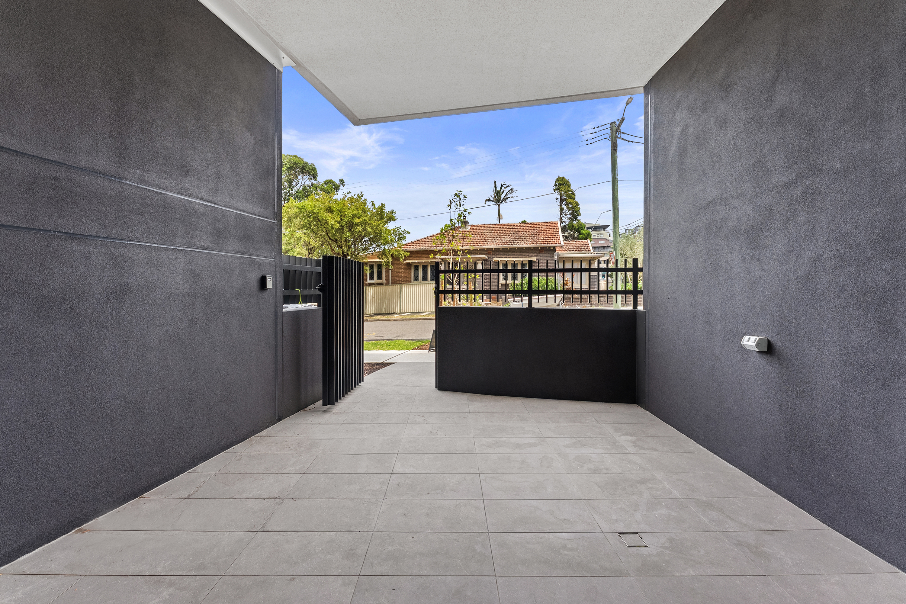 Image: STUNNING BRAND - NEW APARTMENT AT SERENITY GARDENS. HUGE 169 Sqm