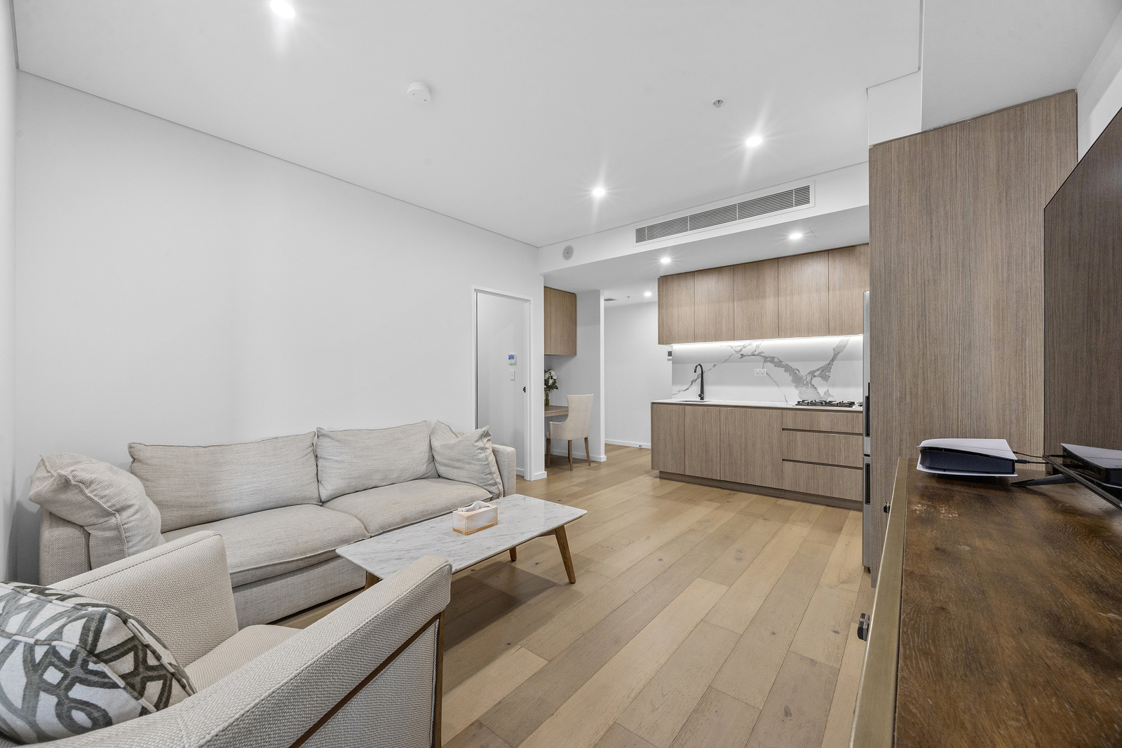 Stylish 1 bedroom apartment in Vibrant Wolli Creek prime location 