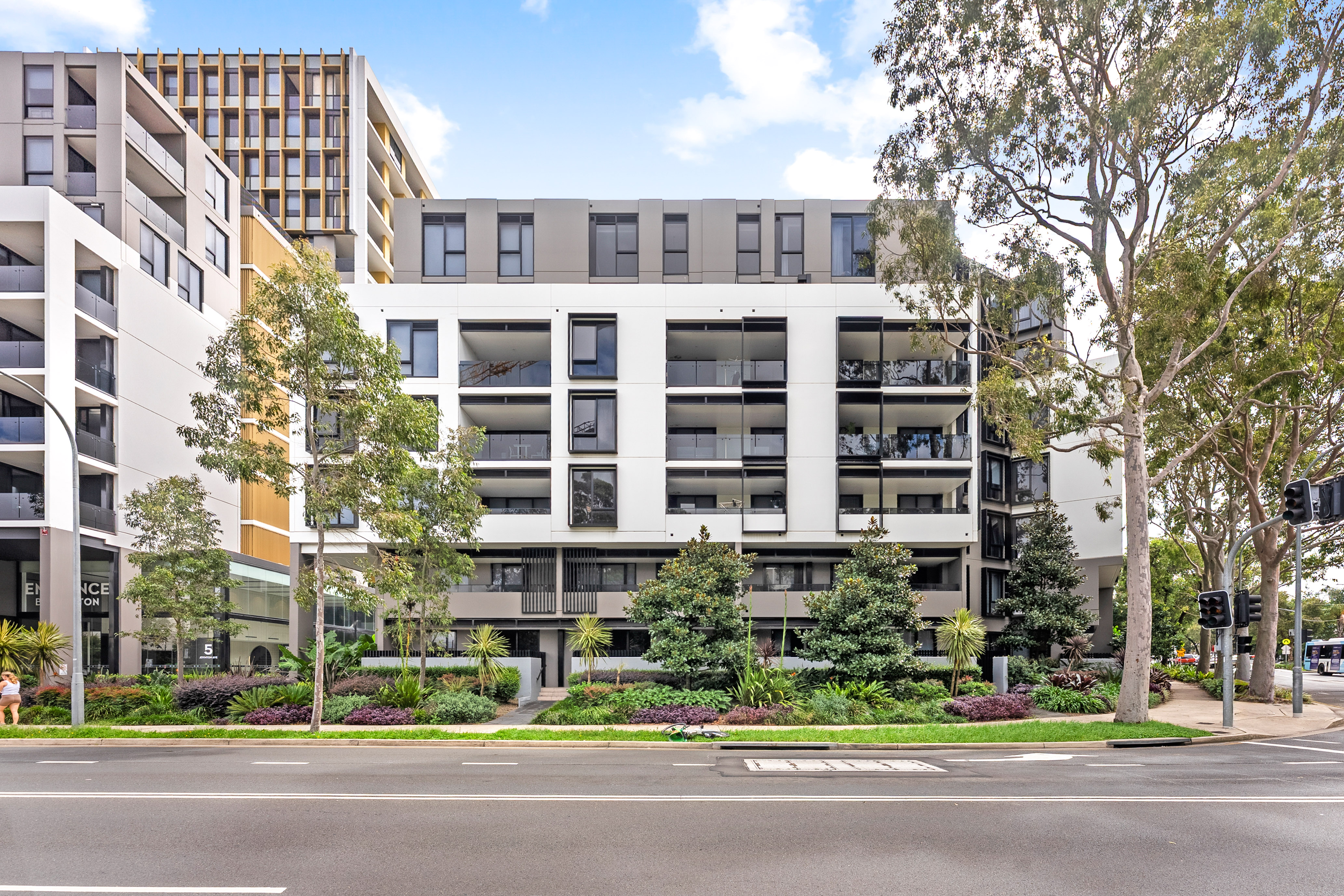 Image: Luxury 1-Bedroom + Study Apartment in Prime Zetland Location.