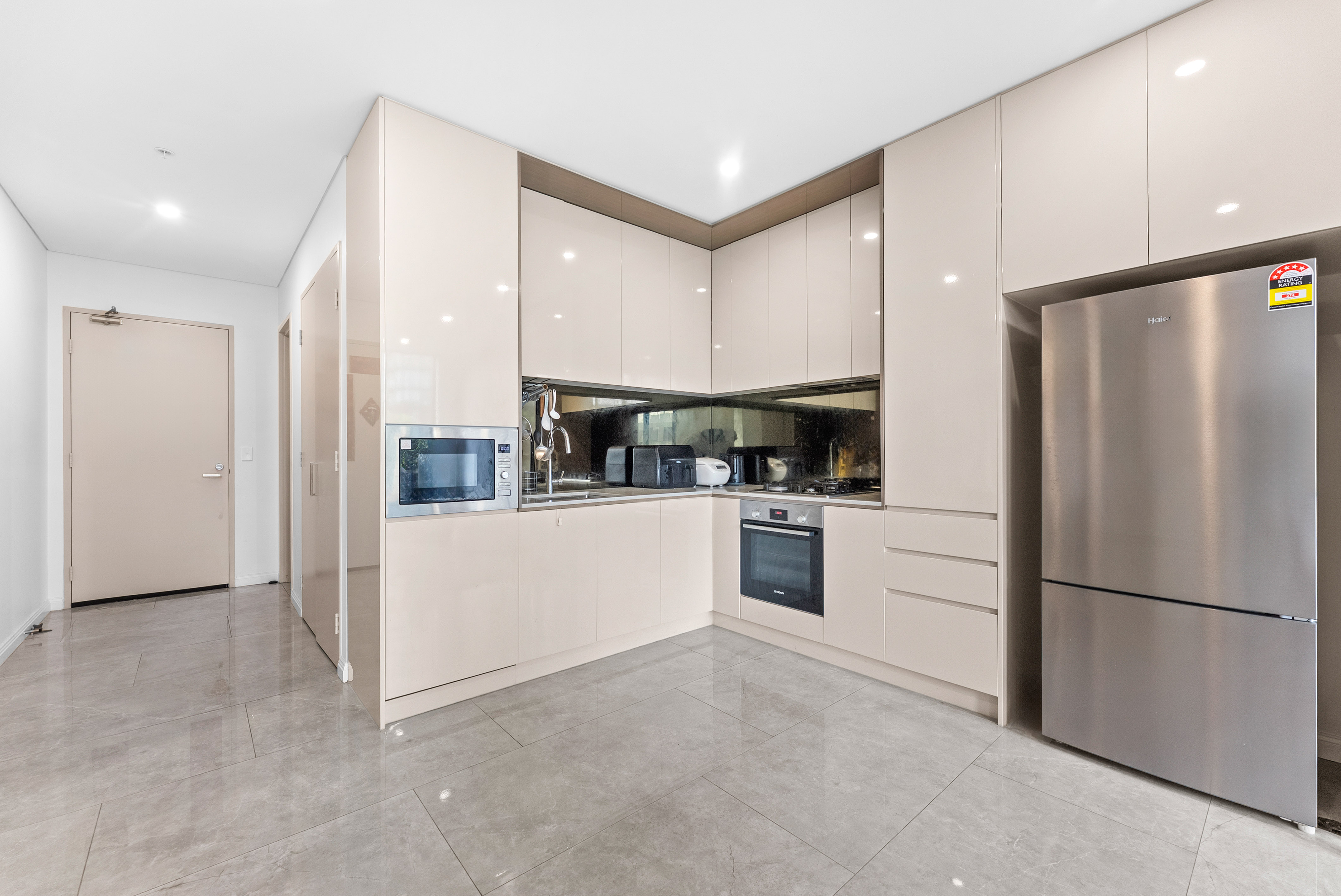 Image: Luxury 1-Bedroom + Study Apartment in Prime Zetland Location.