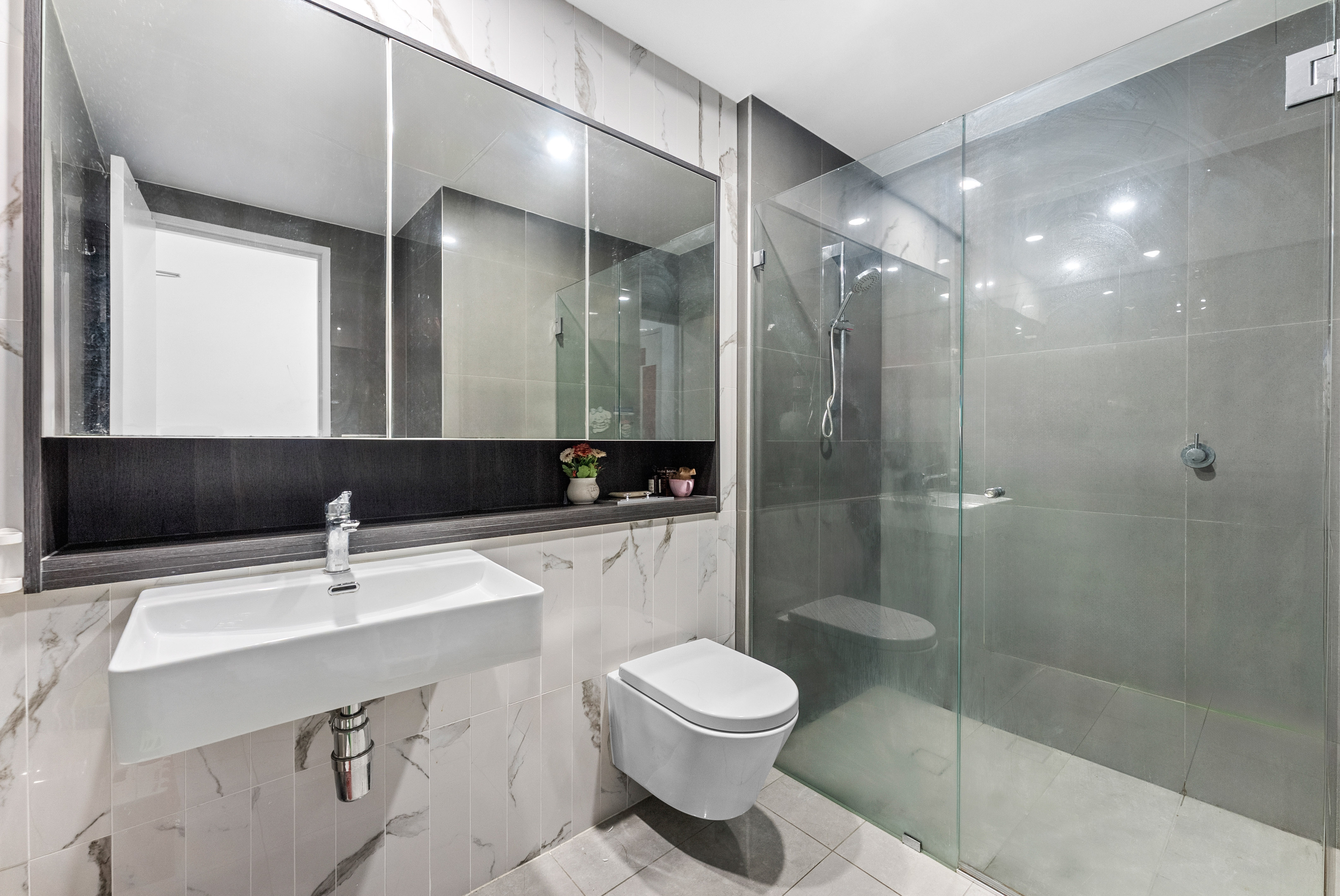 Image: Luxury 1-Bedroom + Study Apartment in Prime Zetland Location.