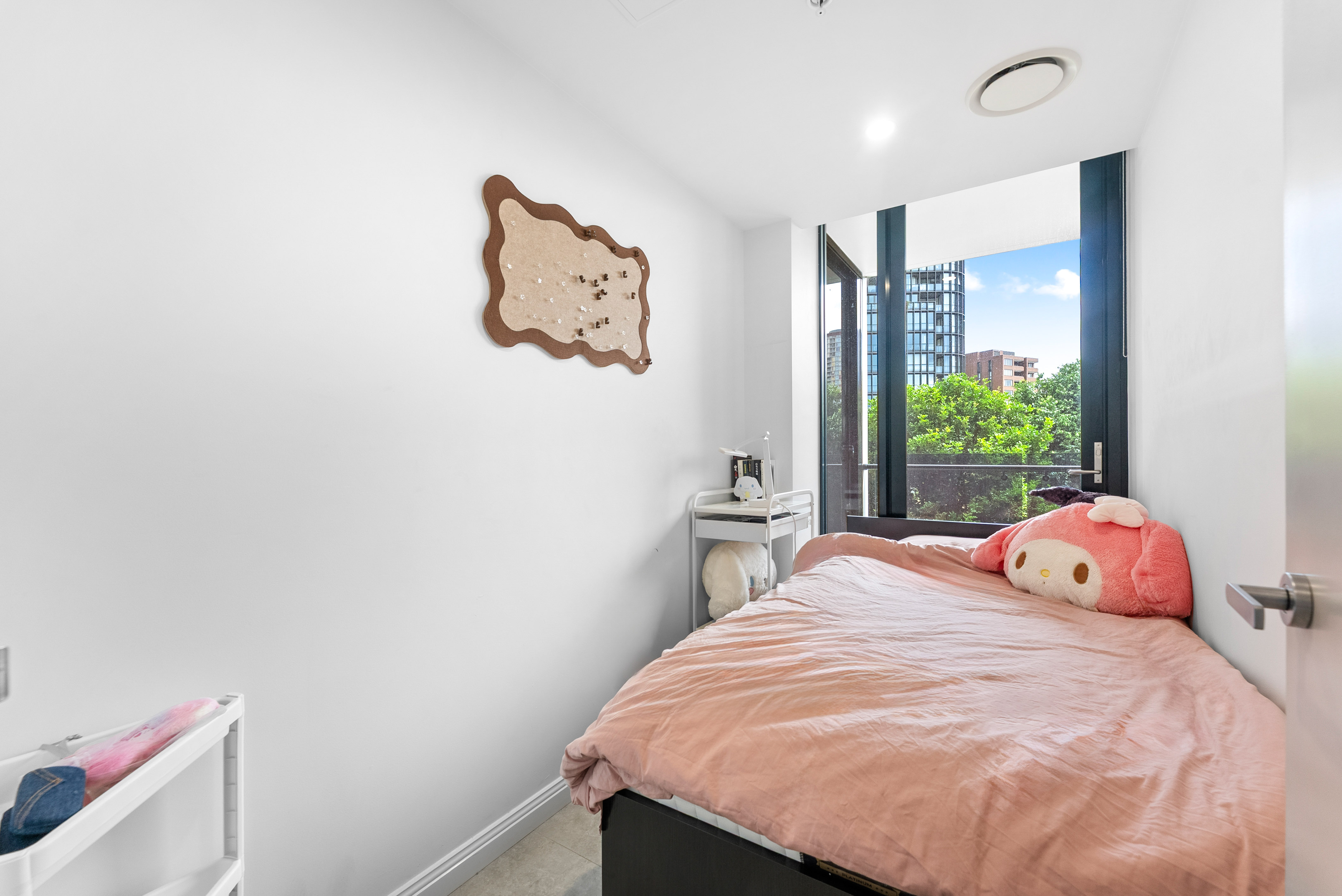 Image: Luxury 1-Bedroom + Study Apartment in Prime Zetland Location.