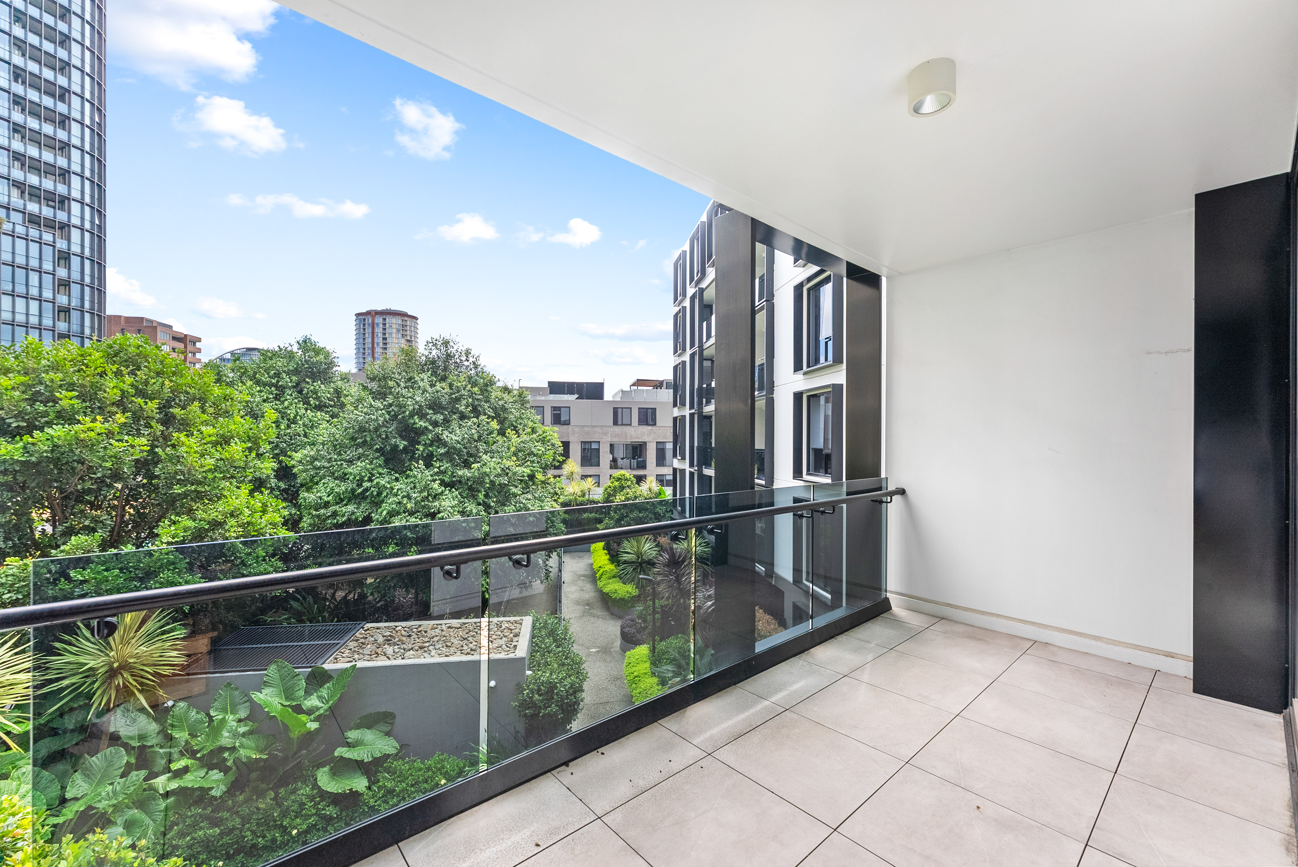 Image: Luxury 1-Bedroom + Study Apartment in Prime Zetland Location.