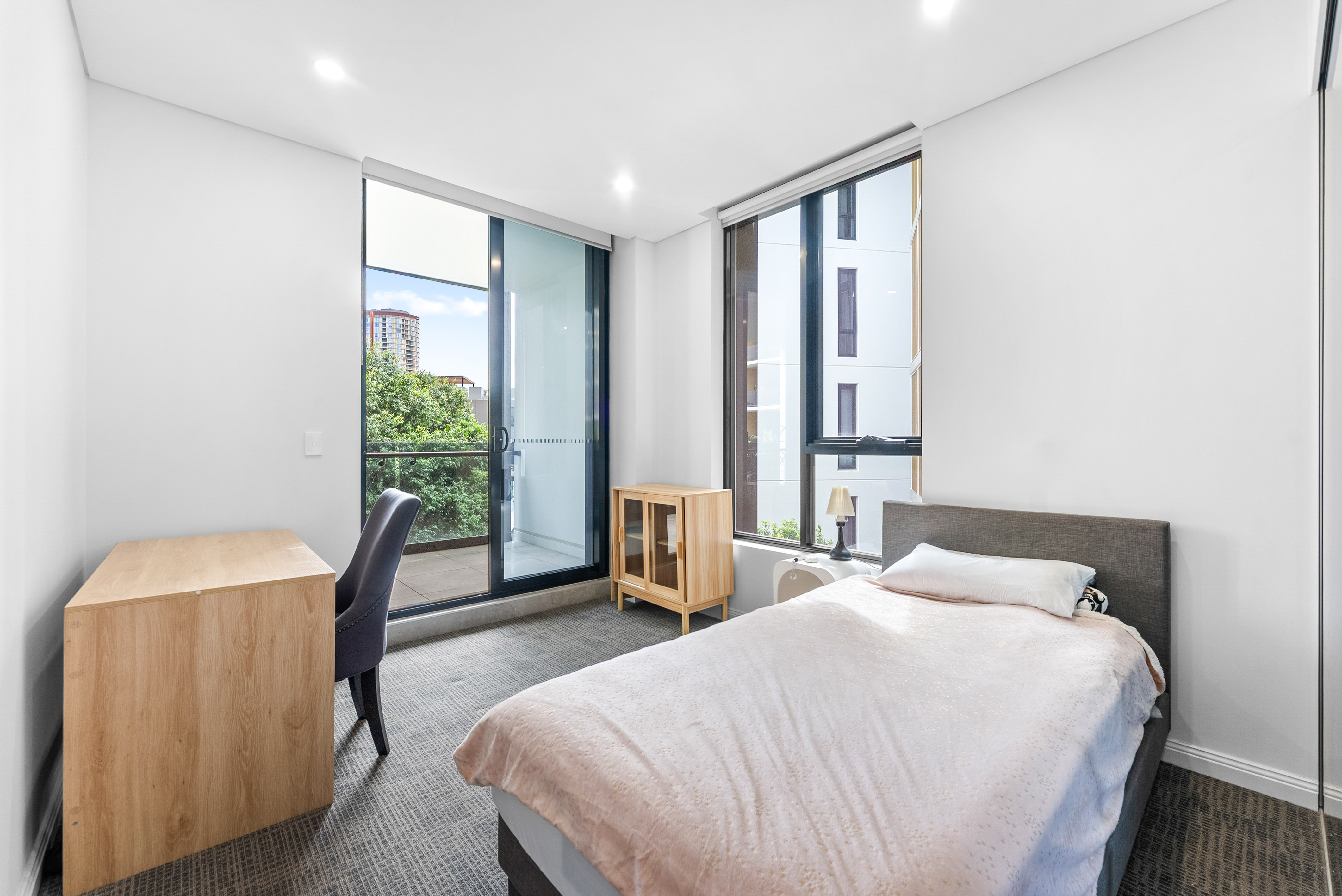 Image: Luxury 1-Bedroom + Study Apartment in Prime Zetland Location.