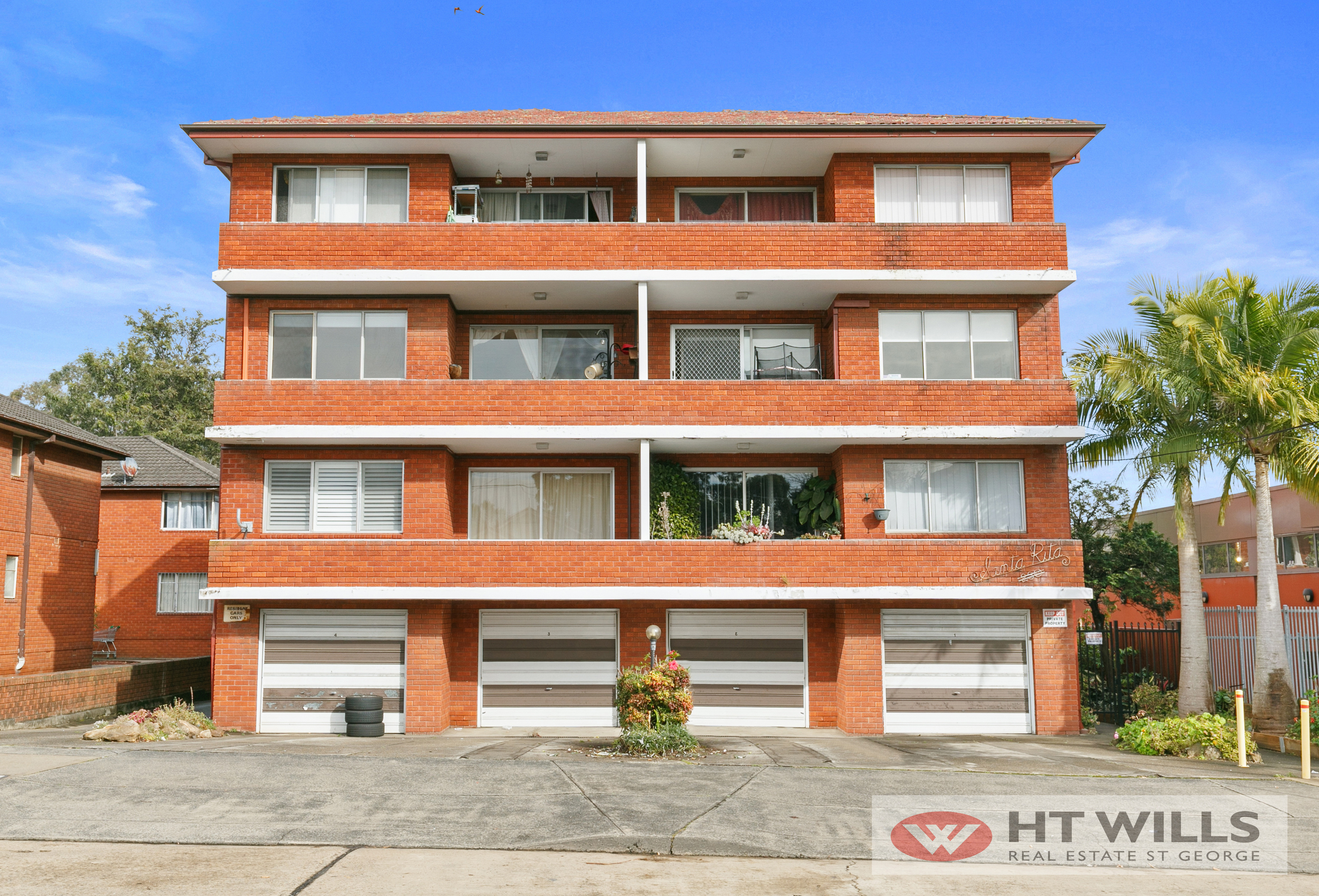  Oversized sun-drenched apartment