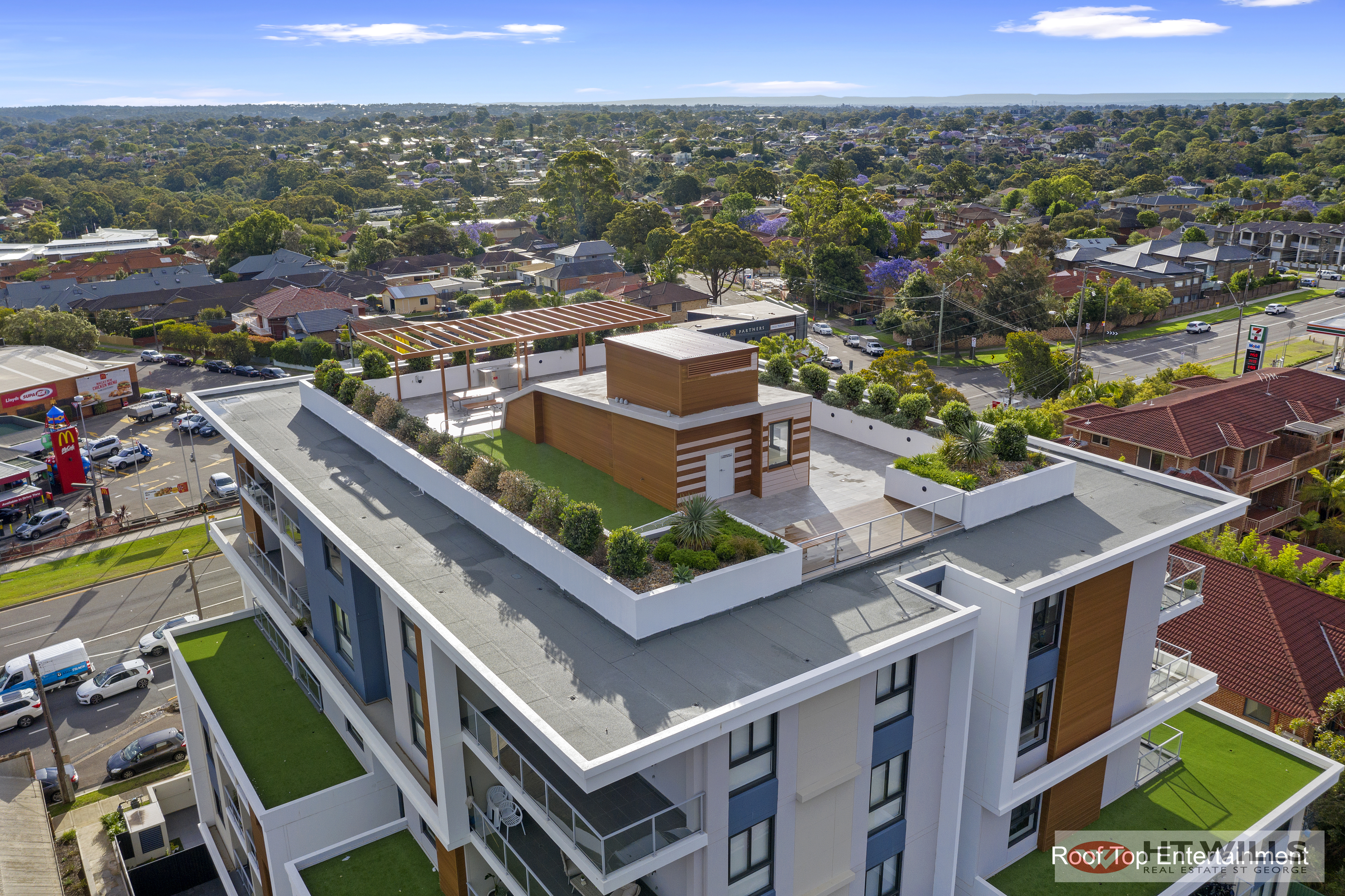 Image: Modern Ground Floor Apartment with Sunny North-Facing Courtyard