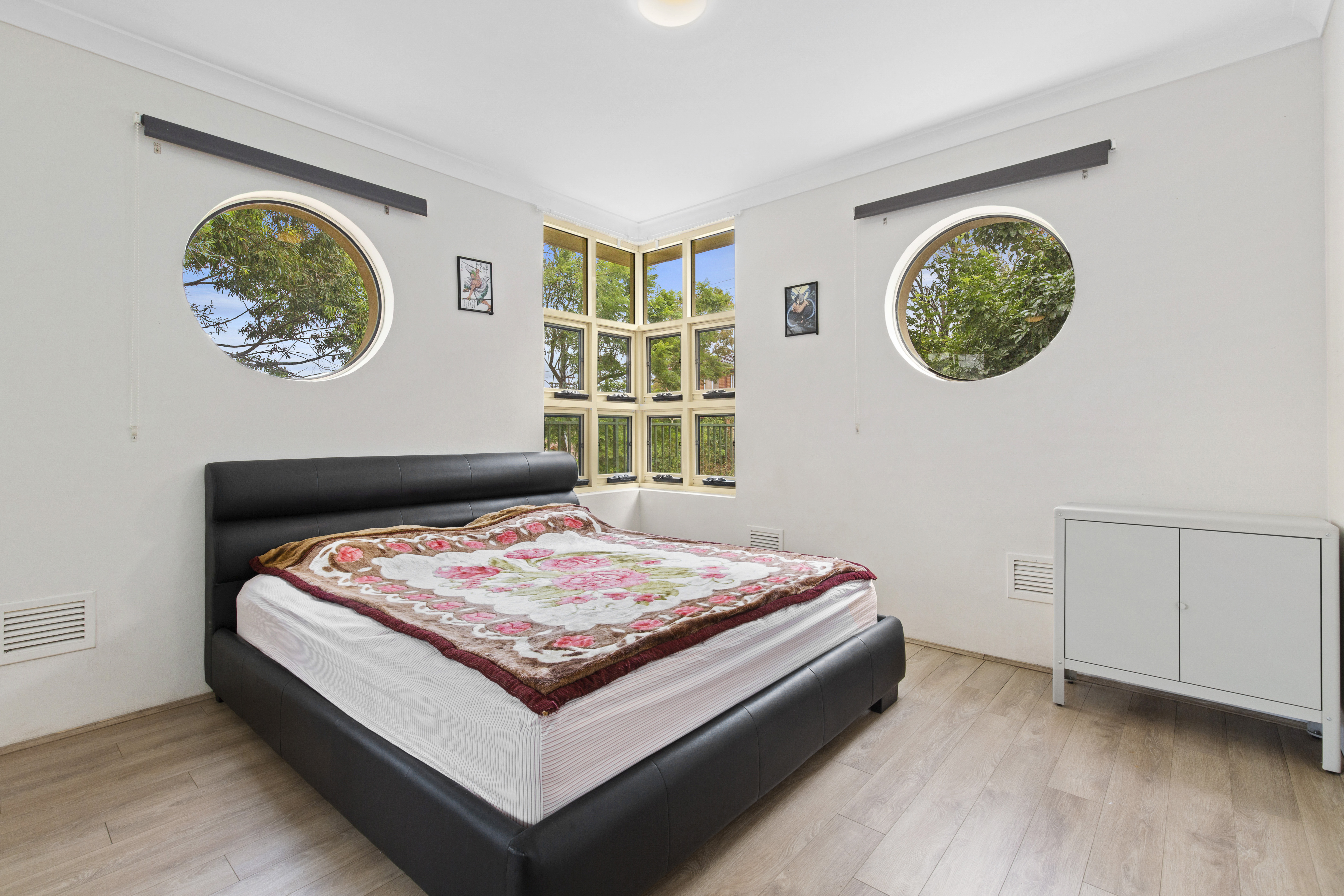 Image: Beautifully updated Apartment In A Sought After Location