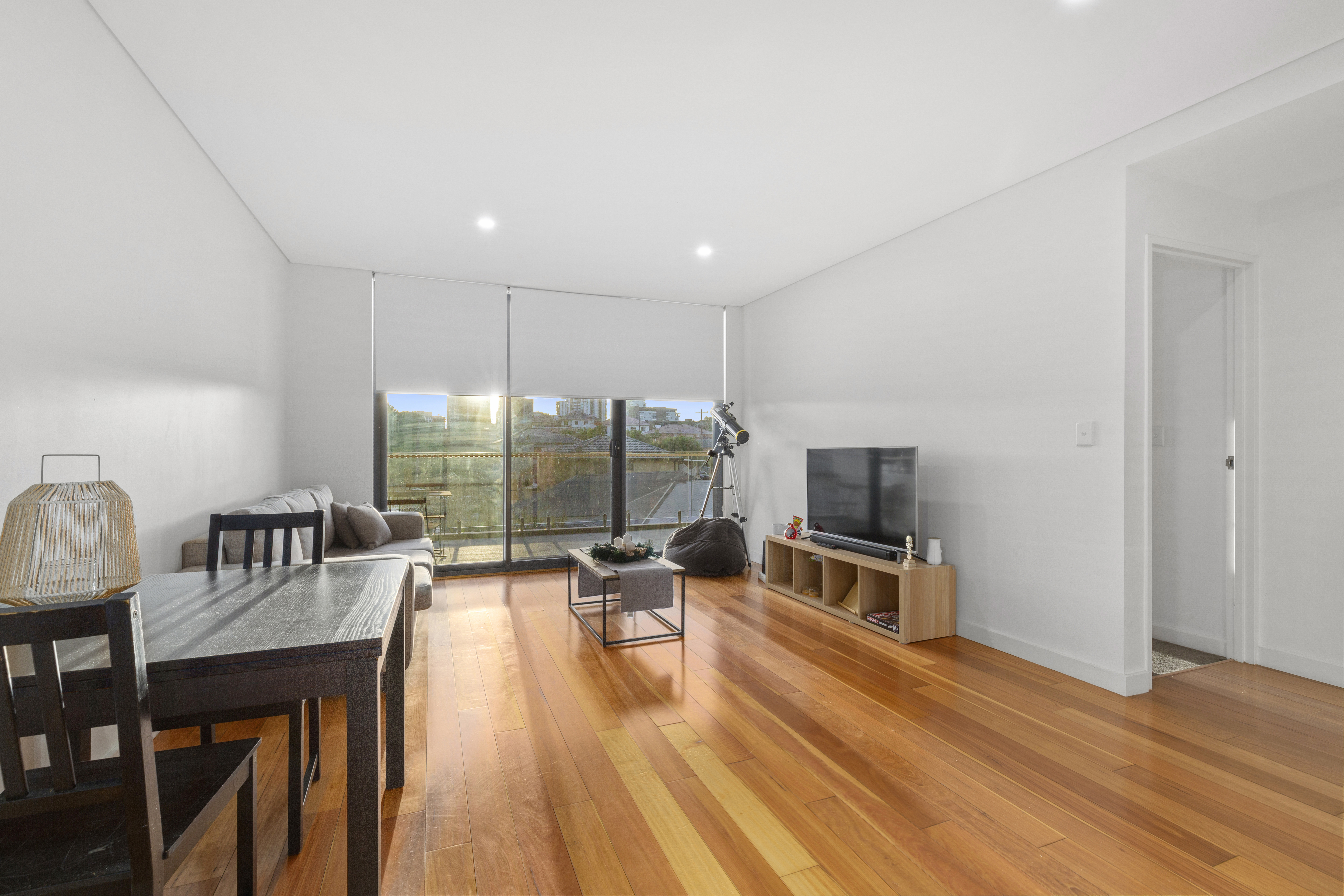 Image: Modern One Bedroom Apartment with Study Area