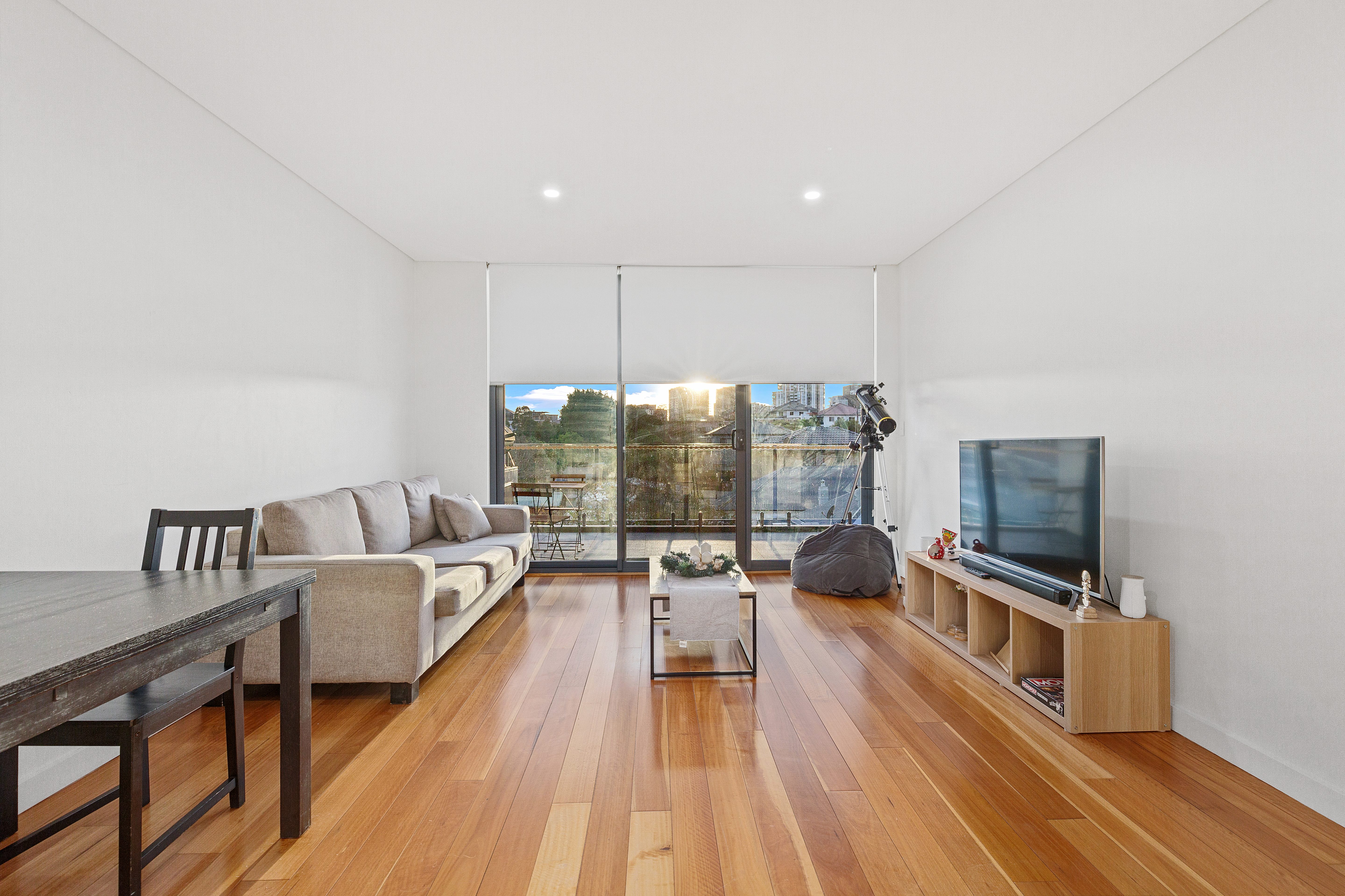 Image: Modern One Bedroom Apartment with Study Area