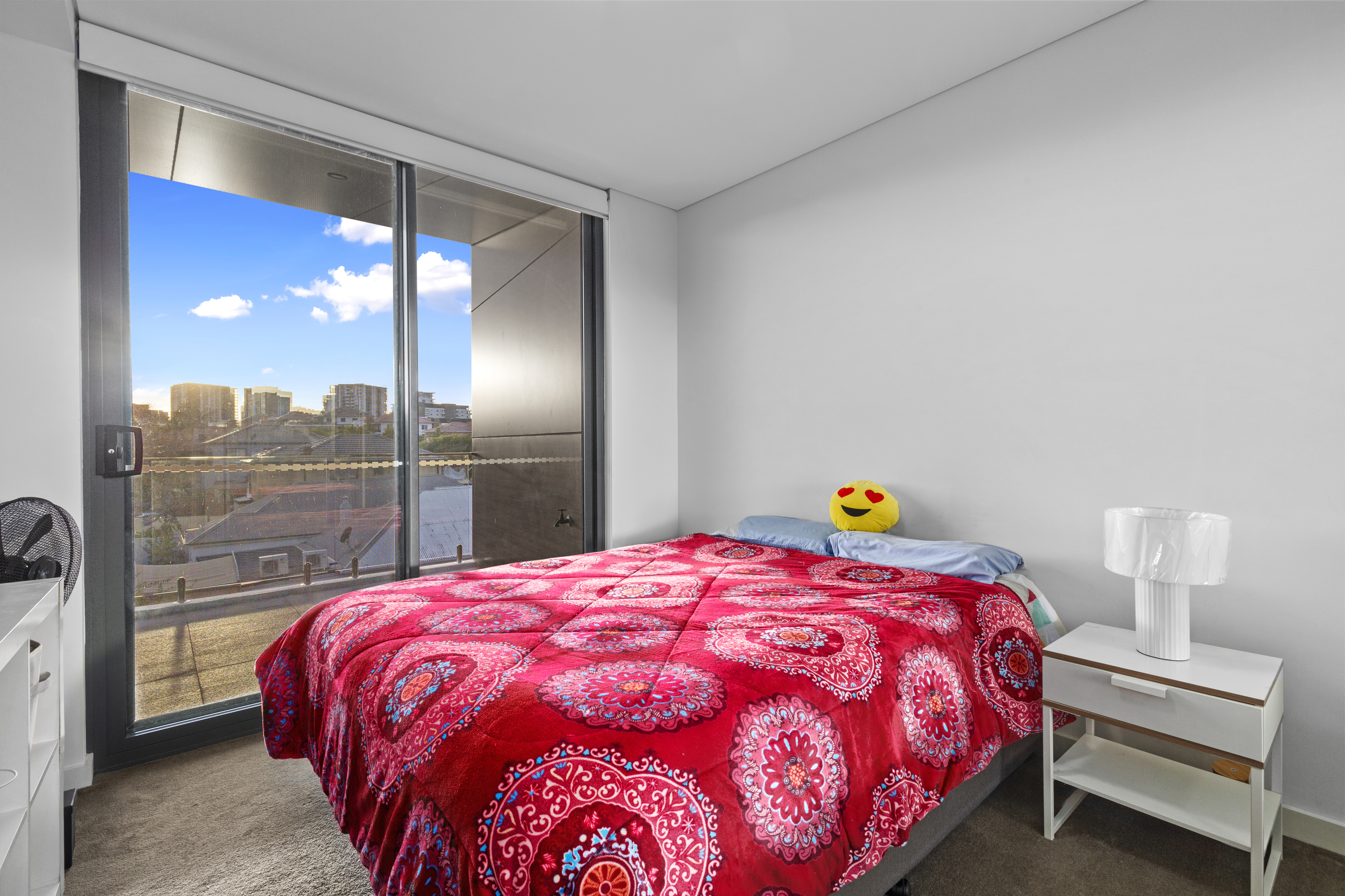 Image: Modern One Bedroom Apartment with Study Area
