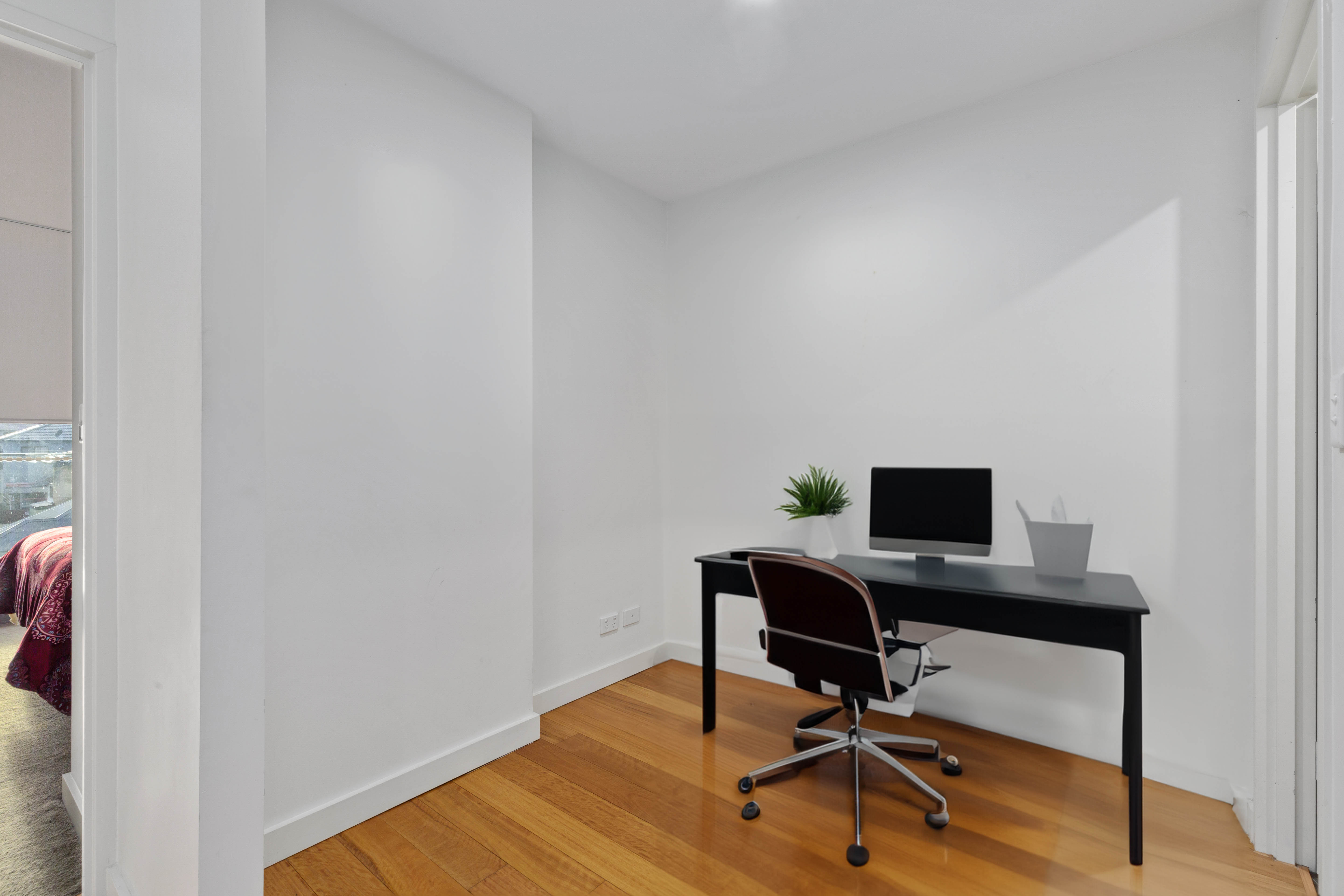 Image: Modern One Bedroom Apartment with Study Area