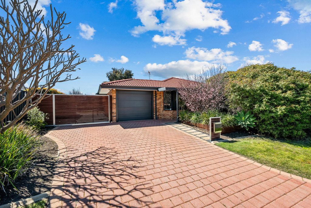 3x2 House for  at KENWICK