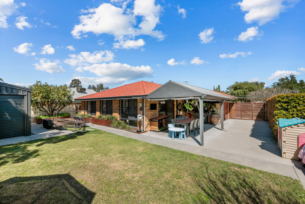 3x2 House for  at KENWICK