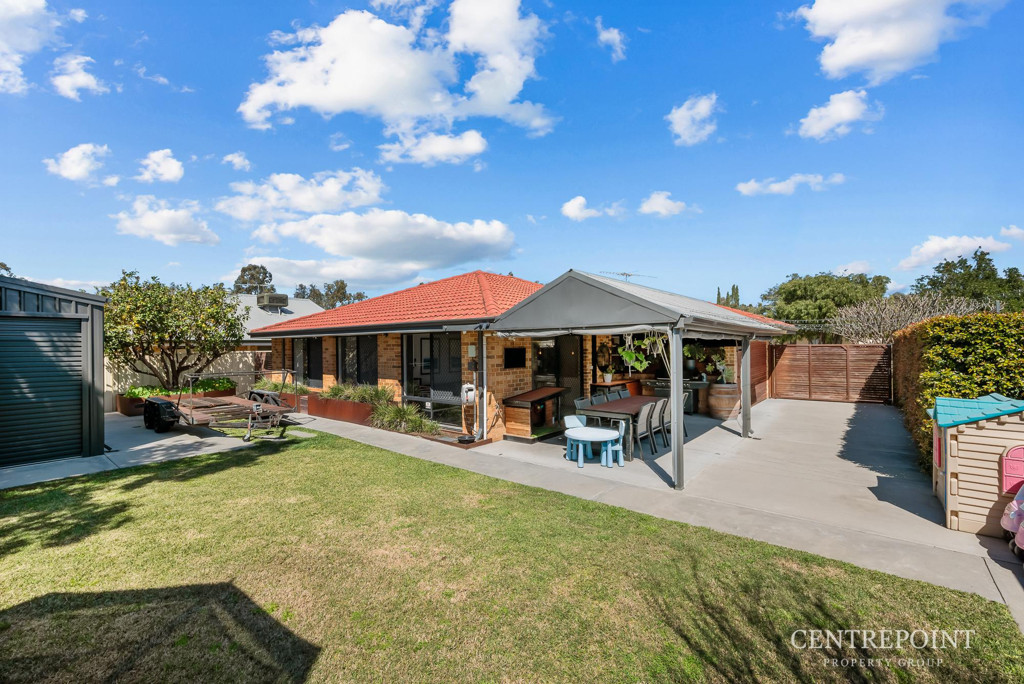 3x2 House for  at KENWICK