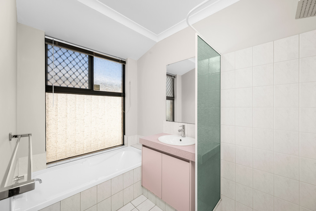 3x2 House for  at KENWICK
