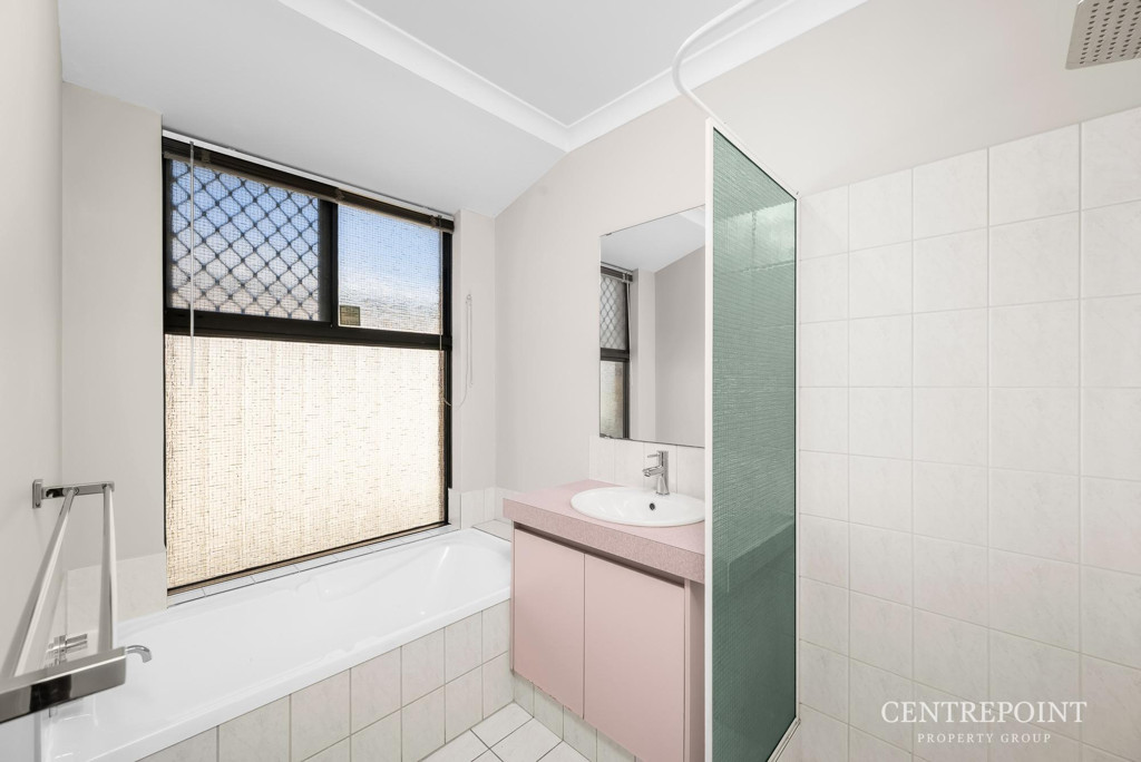 3x2 House for  at KENWICK