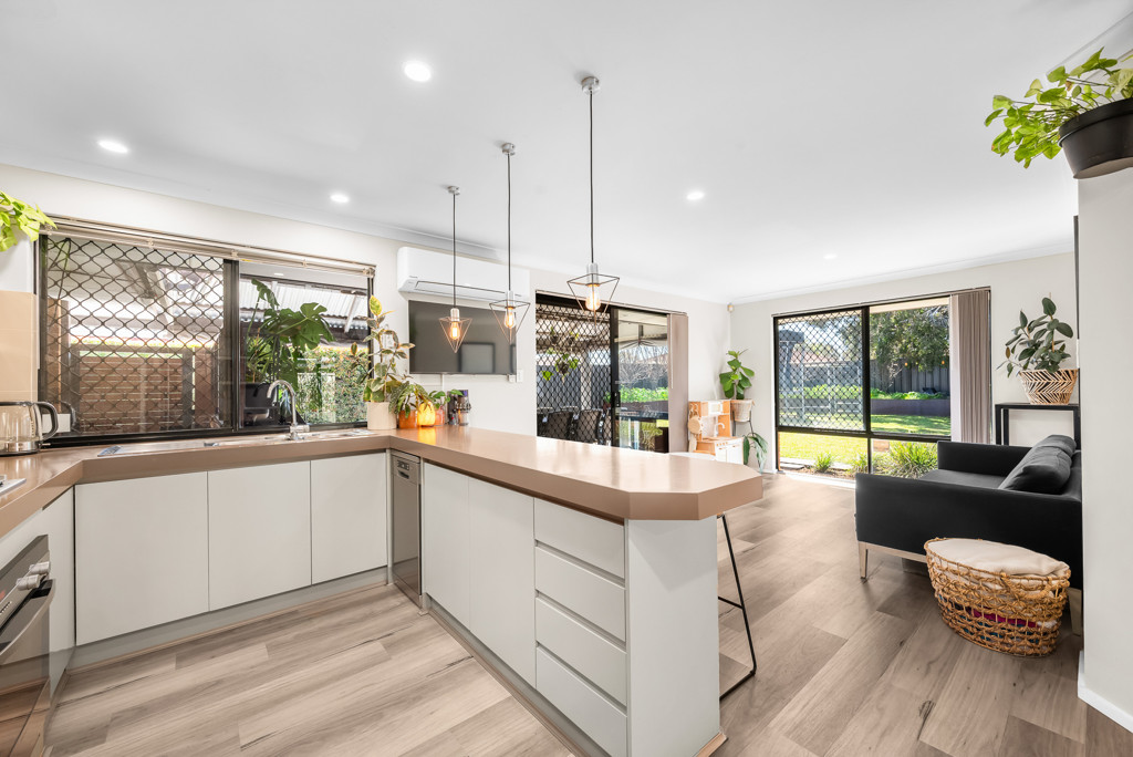 3x2 House for  at KENWICK