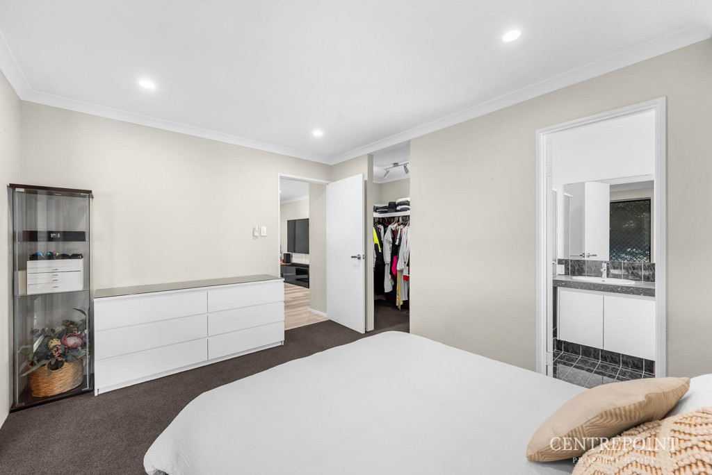 3x2 House for  at KENWICK