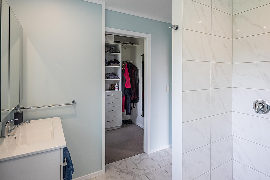 Ensuit & walk-in robe