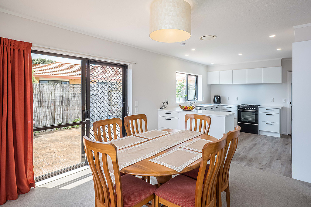 Dining/kitchen