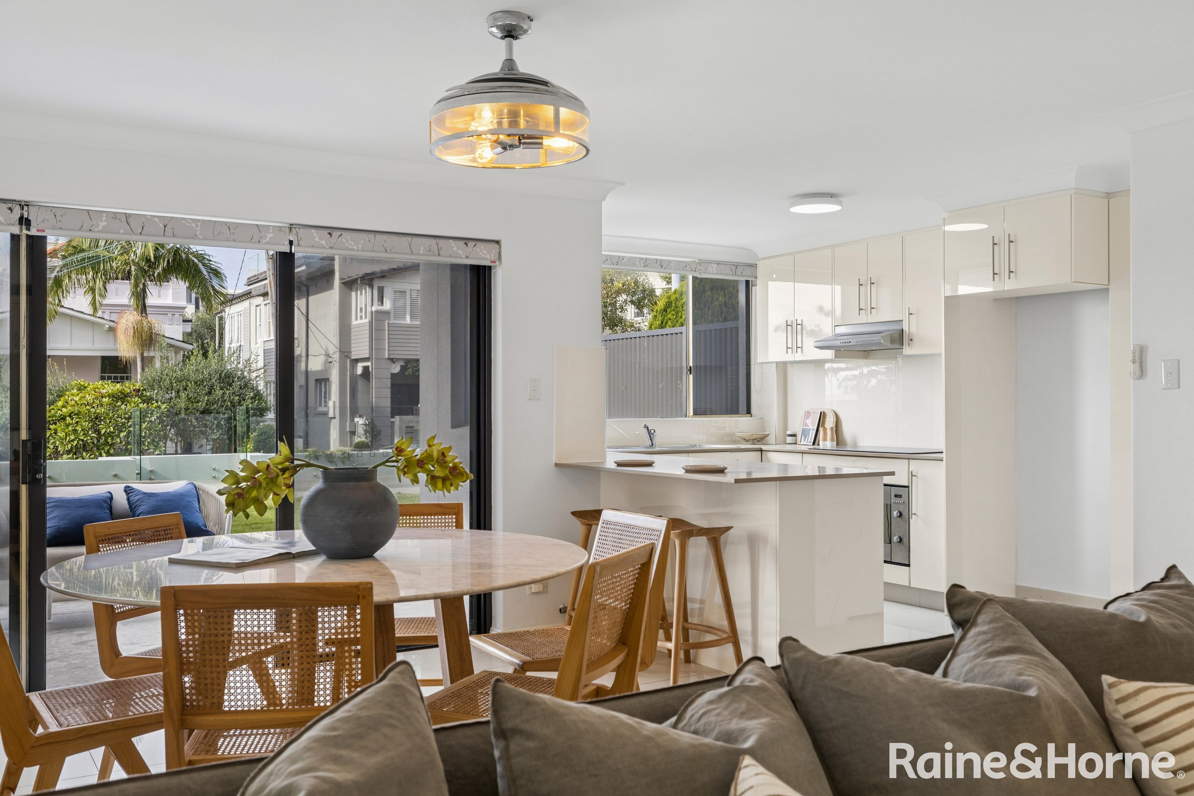 1/200 Beach Street, Coogee Auction by Raine & Horne Randwick | Coogee | Clovelly - image 3