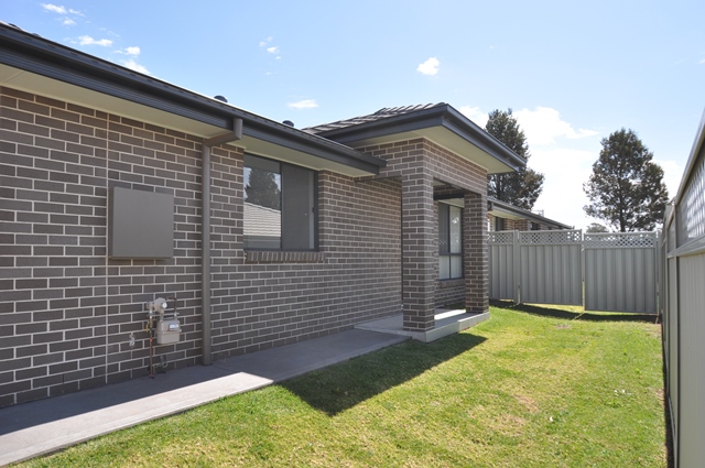 3 Bedroom Duplex in Outlook Estate! 