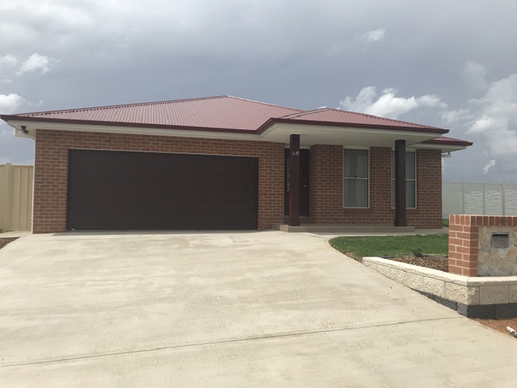 LOCATED IN KESWICK ESTATE! 