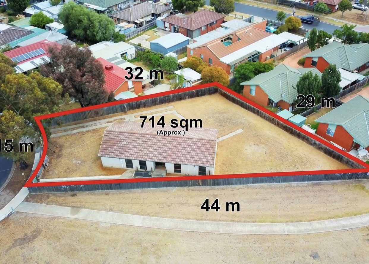 Plans/Permit Approved for 3 Townhouses on 714m2 !!