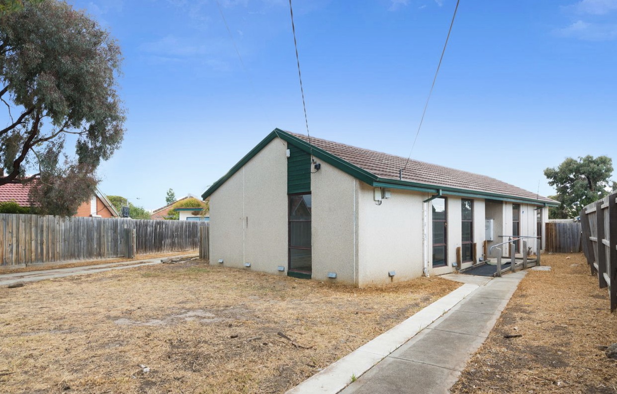 Plans/Permit Approved for 3 Townhouses on 714m2 !!