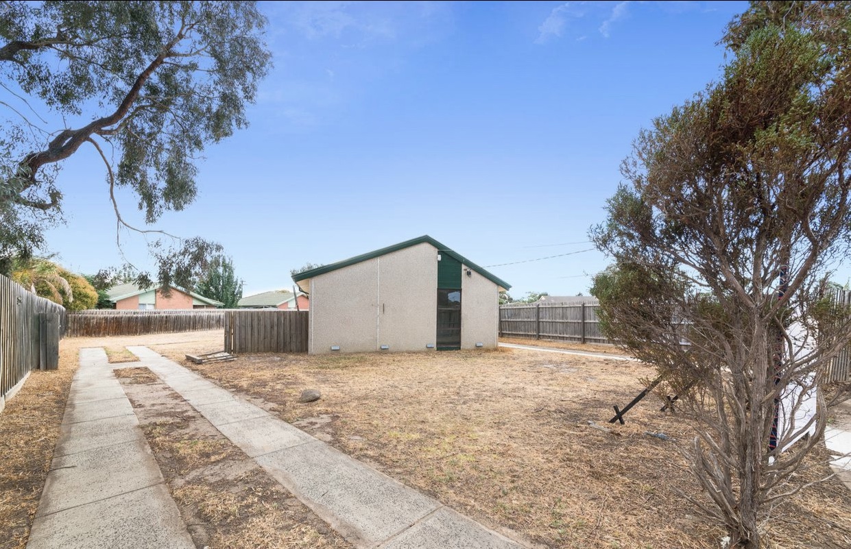 Plans/Permit Approved for 3 Townhouses on 714m2 !!