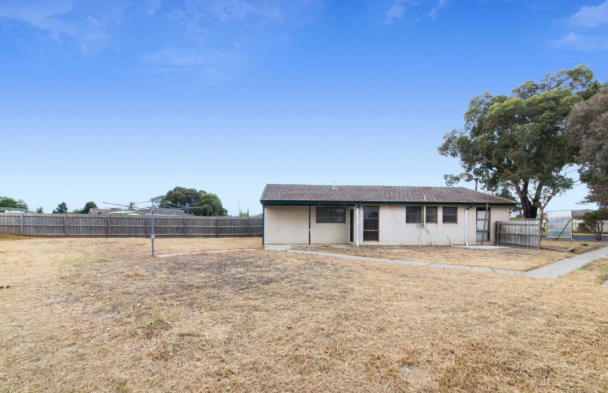 Plans/Permit Approved for 3 Townhouses on 714m2 !!