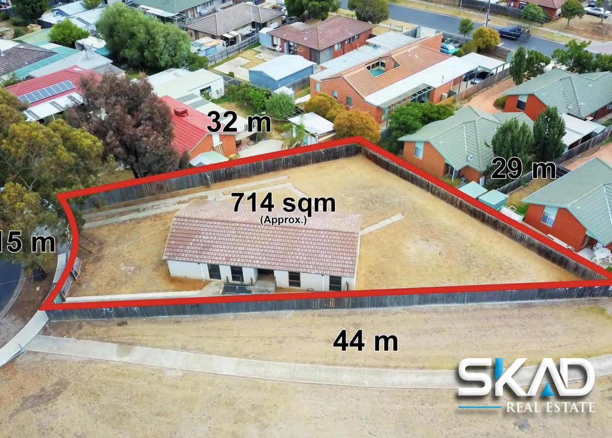 Plans/Permit Approved for 3 Townhouses on 714m2 !!