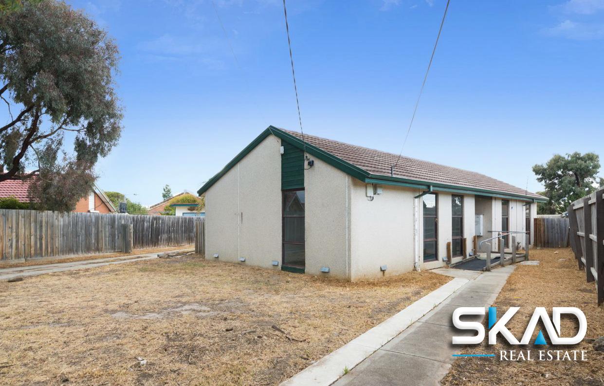 Plans/Permit Approved for 3 Townhouses on 714m2 !!