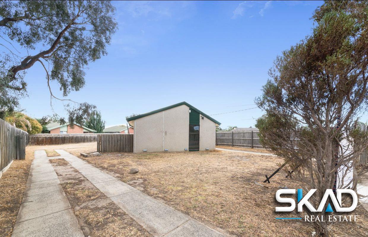 Plans/Permit Approved for 3 Townhouses on 714m2 !!