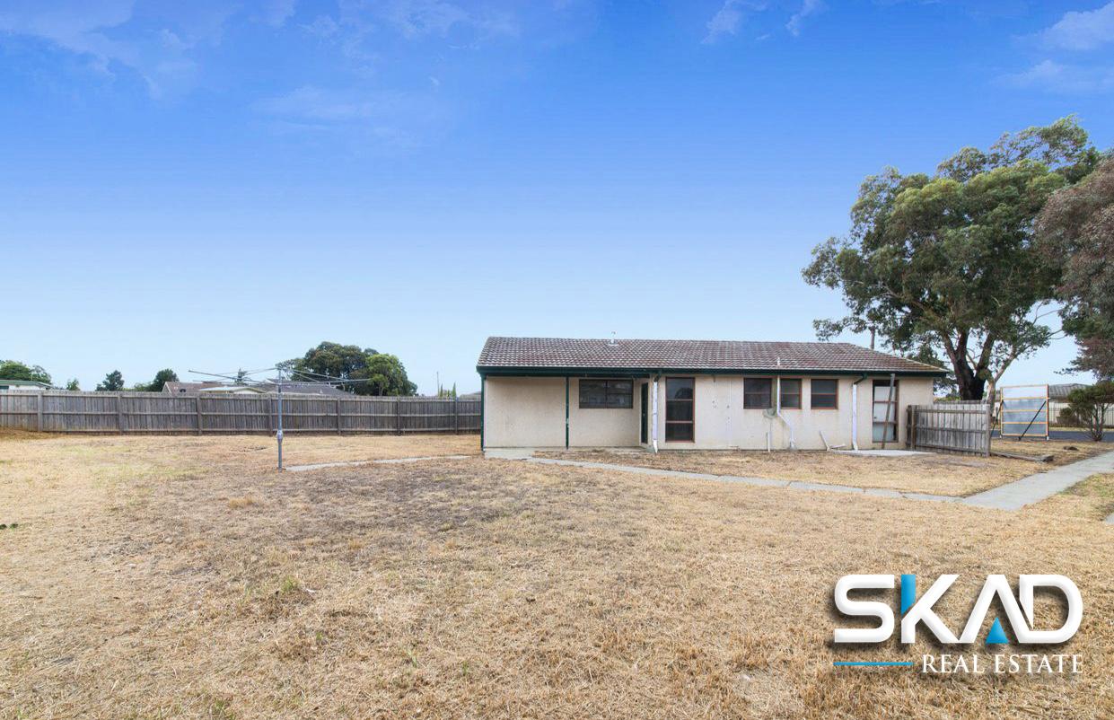 Plans/Permit Approved for 3 Townhouses on 714m2 !!