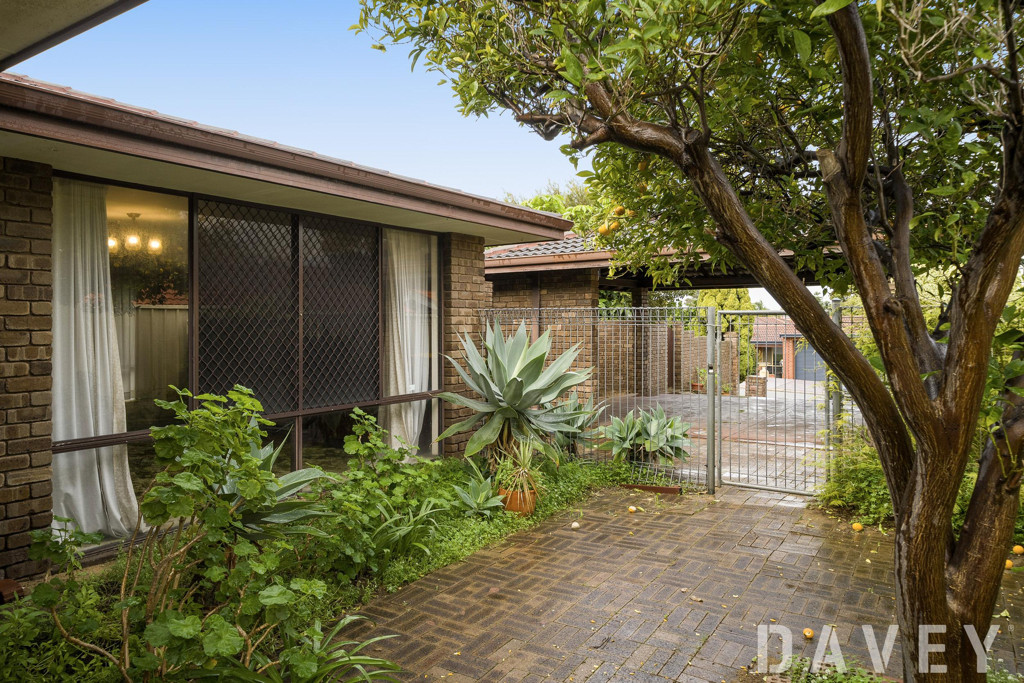12 Langholm Place, Duncraig - Thumbnail 2