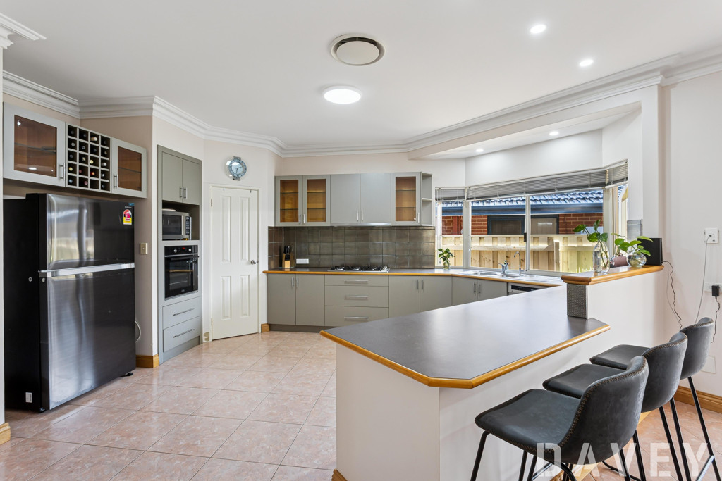 24 Dorneywood Way, Landsdale - Thumbnail 2