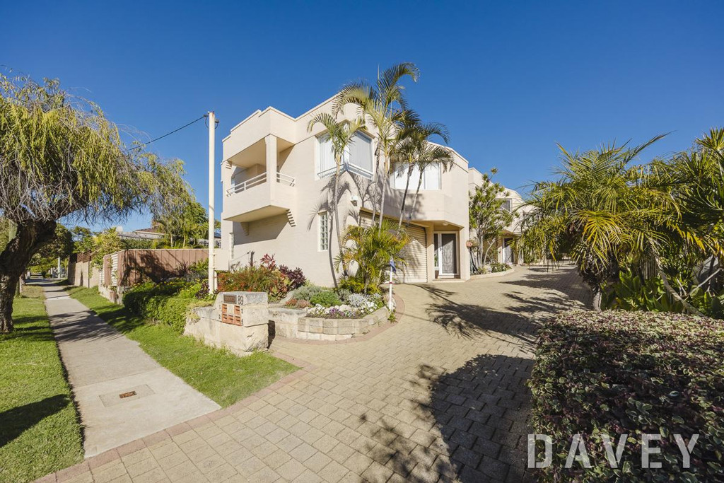 2/89 Calais Road, Scarborough - Image 1