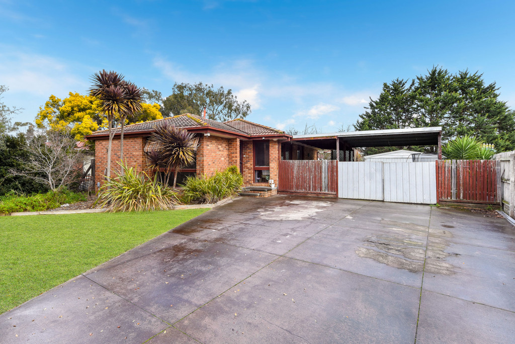 8 Eyre Court, Cranbourne North - Image 1